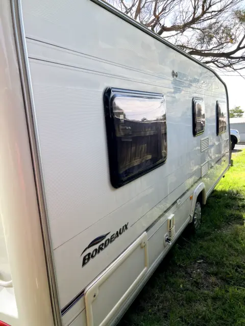 Lightweight 1350kg Caravan with Toilet/ Shower and fixed double bed 2