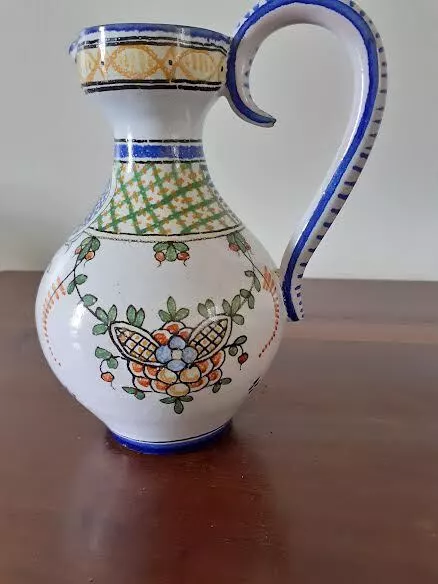 PETIT PICHET FAIENCE DE NEVERS "E.GEORGES", haut. 18 cm. Milieu 20e.