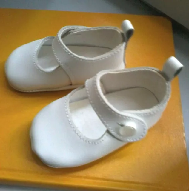 Jolie paire de chaussures simili cuir ? blanches pour bébé ou grande poupée