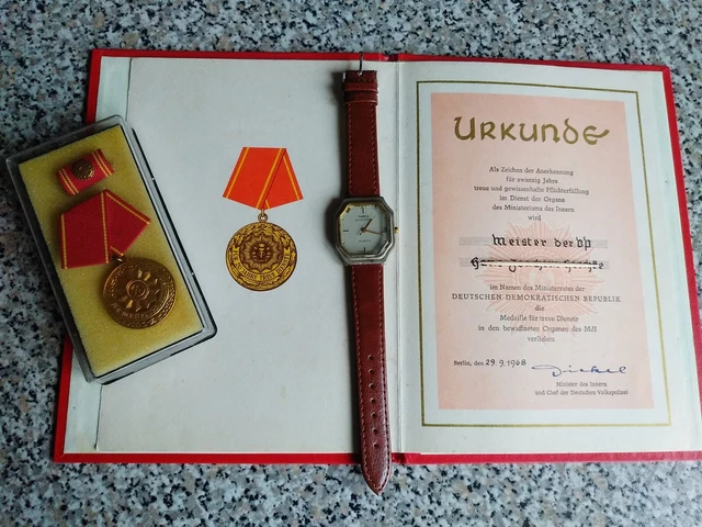 DDR Ehrengeschenke - Ruhla Uhr- 30 Jahre MdI + 20 Jahre MdI Medaille und Urkunde