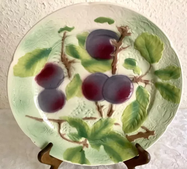 Assiette en barbotine au decor de prunes - faience de St Clément 2