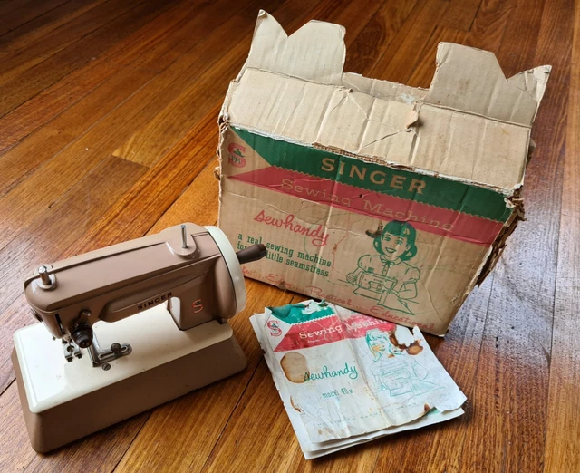 VINTAGE CHILDS SINGER Sewing machine “Sewhandy” original box Model 40k