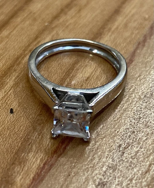 Superbe bague en or  blanc et brillants - 9 carats