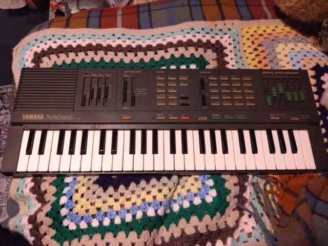 YAMAHA Portasound PSS-360 programmable  synthesiser Keyboard