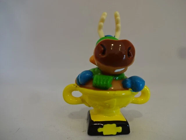 Statuetta natalizia ""Animale da corsa con coppa vincente - 40 mm