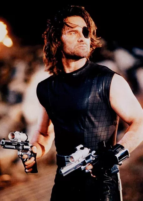 Escape from New York 1981 Kurt Russell as Snake Plissken two guns Photo CL0223