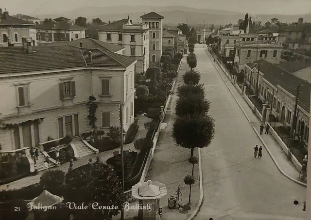 FOLIGNO ( PERUGIA) Via Cesare Battisti,  Vg 1955 F.g. Animata  e Bella