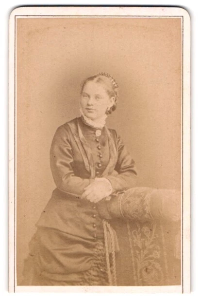 Fotografie Guido Maegerlein, Chemnitz, Junge Dame in modischer Kleidung