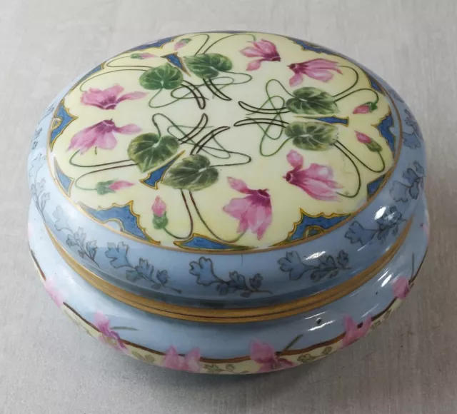 Ancienne grande bonbonnière, en porcelaine, à identifier