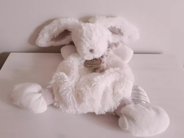 DOUDOU et Compagnie lapin blanc écharpe marron plat