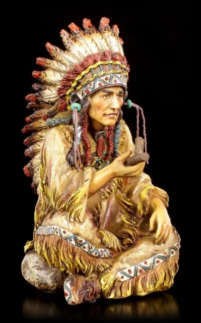 Indianer Häuptling Figur mit Friedenspfeife - Western Deko Statue Medizinmann