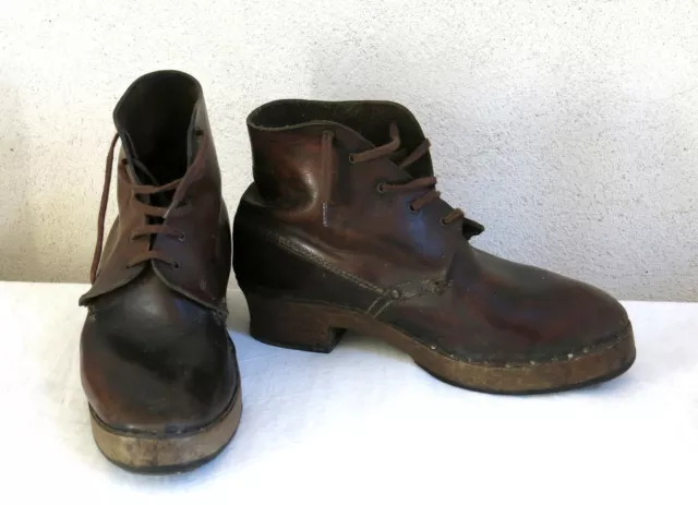 PAIRE de CHAUSSURES ANCIENNES, cuir et semelle bois, chaussure ancienne, WW2 .