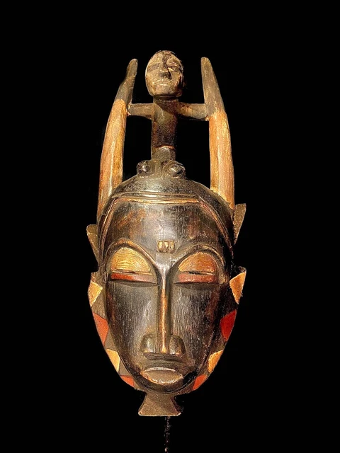 Maschera africana antica intagliata a mano in legno da parete con...
