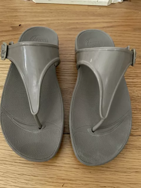 FitFlop Women's US 5 Sandals Beige gel buckle Wedge Thong Flip Flops Shoe