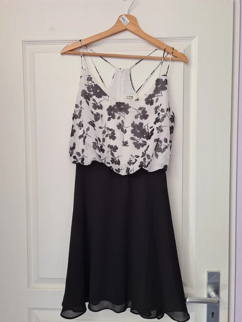Robe Molly Bracken Blanche Et Noire Fleurie Taille S - Occasion Très Bon état - Sans Manches