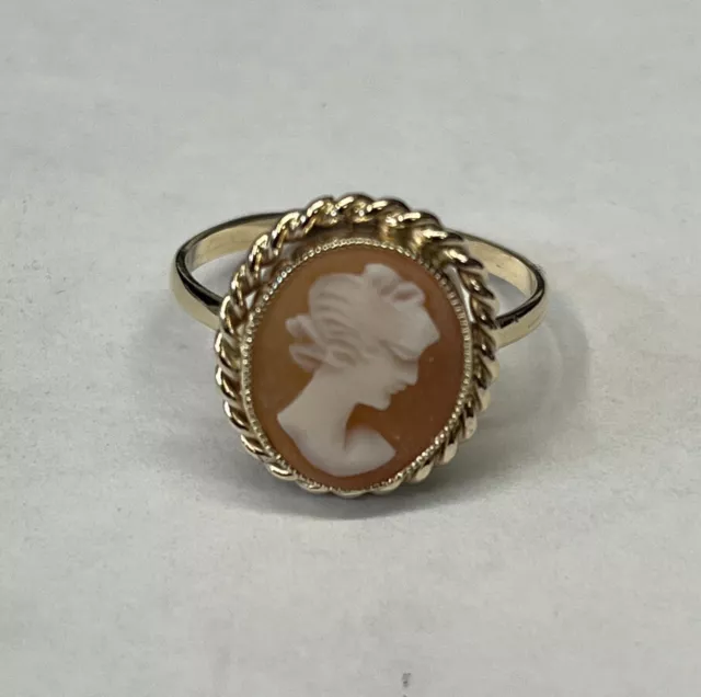 Vintage  9CT Yellow Gold Cameo Ring