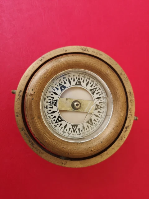 Boussole de poche Aurapole:: 1915:: laiton:: fabriqué en Angleterre sur Boussole de poche Aurapole:: 1915:: laiton:: fabriqué en Angleterre sur