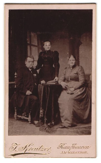 Fotografie J. Kreutzer, Kaufbeuren, Bürgerliches Paar mit einer Tochter