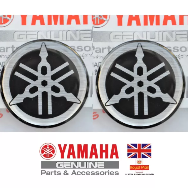 2 x 40mm YAMAHA TUNING GABEL SCHWARZ/SILBER GEL ABZIEHBILD AUFKLEBER ABZEICHEN LOGO *UK LAGER*