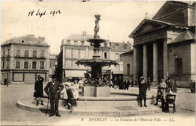 CPA ÉPERNAY - La Fontaine de l'Hotel de Ville (741655)