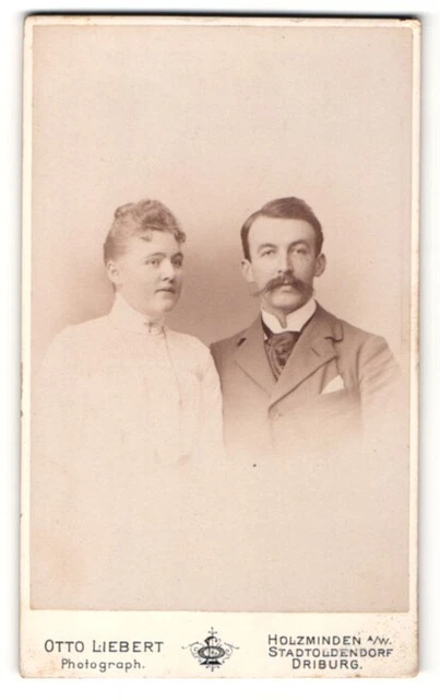 Fotografie Otto Liebert, Holzminden a. W., Portrait Paar in edler Kleidung