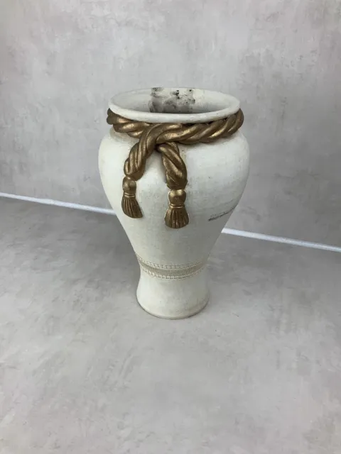 Jolie vase, jarre, pot en terre cuite peint à la main blanc et doré
