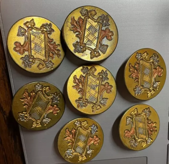 BOUTON COLLECTION - 7 grands boutons métal doré peints - fin 18ème début 19ème BOUTON COLLECTION - 7 grands boutons métal doré peints - fin 18ème début 19ème