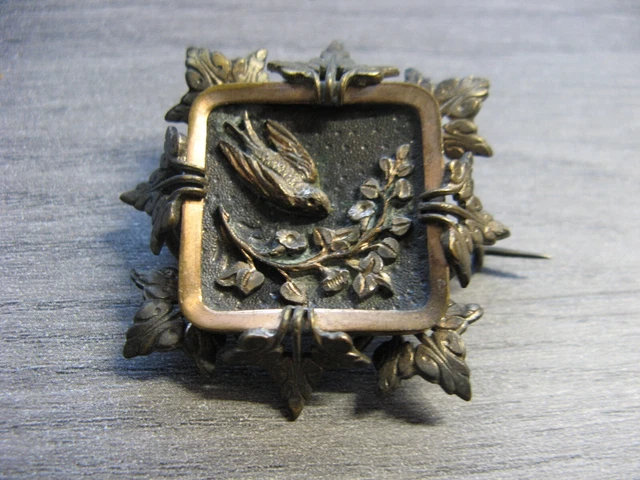 Broche Belle Epoque en forme de panier à fleurs en argent avec