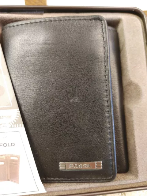 NEW FOSSIL MEN'S Trifold Brown Leather Zip Wallet NEW IN TIN $25.99 ...