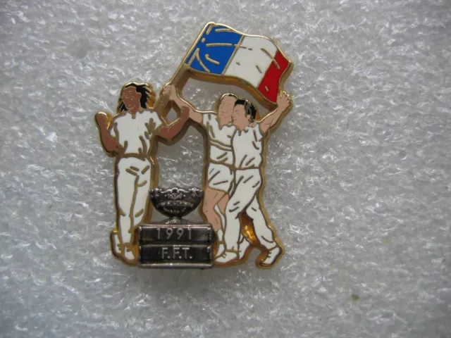 Pin's Arthus Bertrand,  FFT 1991 (Fédération Française de Tennis) Yannick Noah.