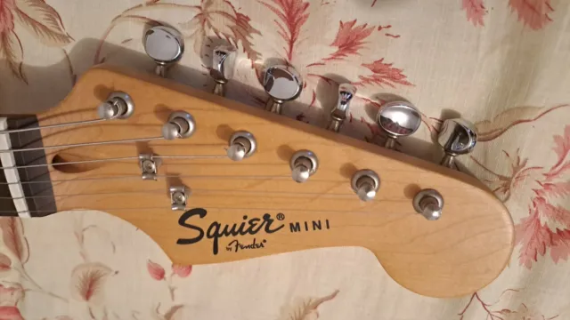 Mini guitare électrique noire Squier by Fender HELLO KITTY Stratocaster vendeur américain 5
