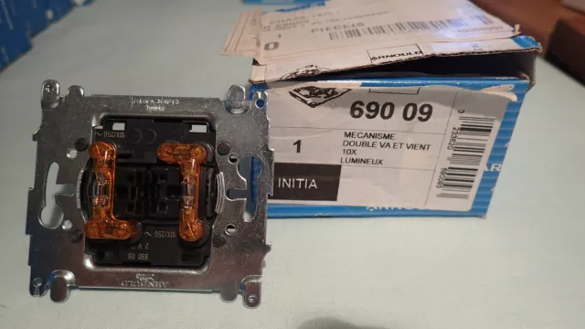 Arnould INITIA 69002 - Interrupteur Double Va-et-vient - À L'unité - Neuf (peut Avoir De Petits Défauts D'usine)