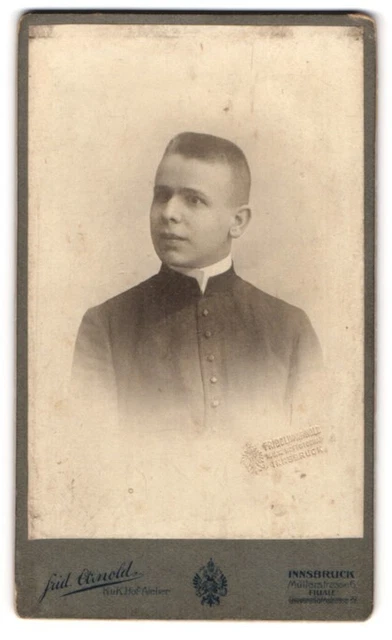 Fotografie Arnold, Innsbruck, Müllerstr. 6, Portrait junger Pfarrer Bernhard Ph