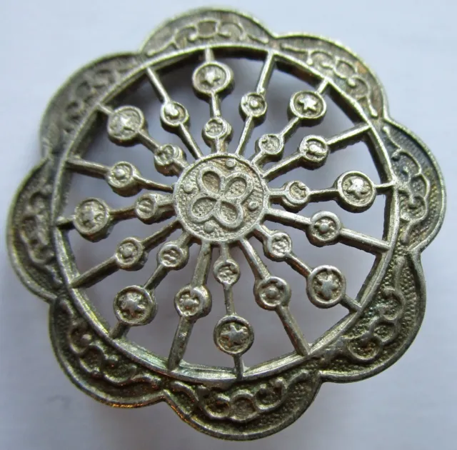 Ancien bouton en métal ajouré décor de fleurs et rayons avec cercles étoilés