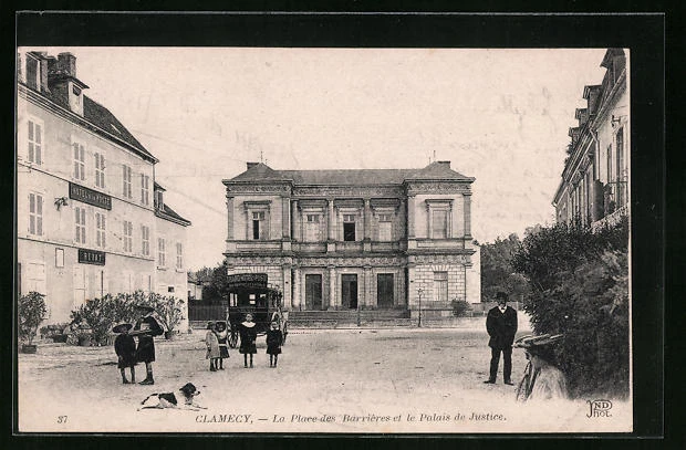 CPA Clamecy, La Place des Barrieres et le Palais de Justice 1919