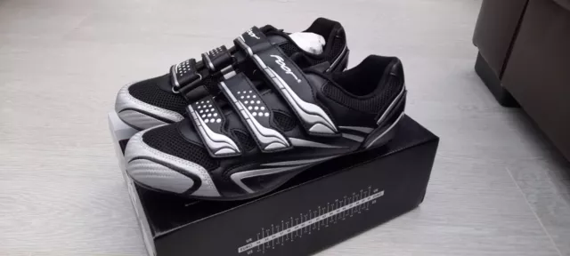 BNIB Foor cycling shoes Size 5.5 39 Black Full carbon sole