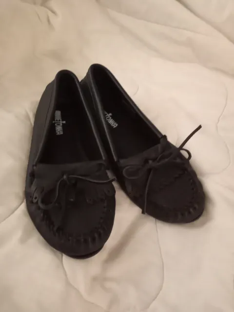 Minnetonka Kilty Black Leather Moccasin Womens Flat Shoe Size 9.5  M