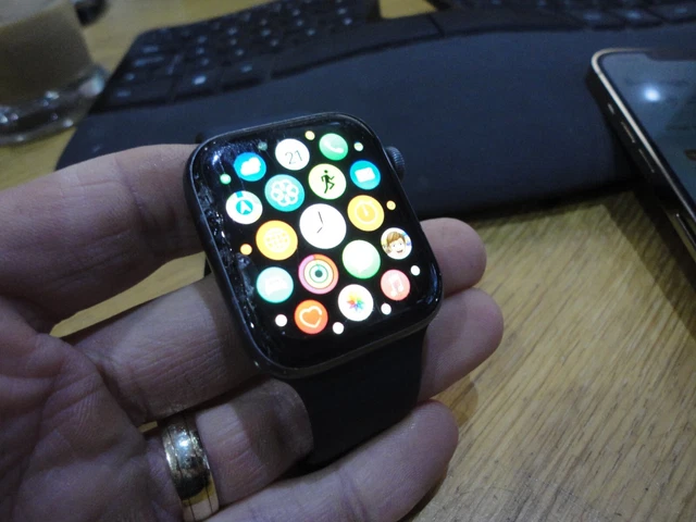 Apple Watch Series 4 Nike+ 44 mm Space Grey Aluminum Case GPS/LTE cracked