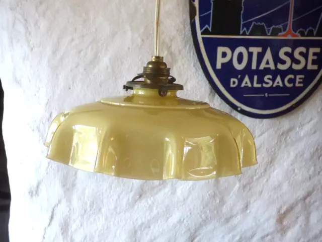 Ancien plafonnier en opaline beige lustre suspension avec griffe laiton vintage