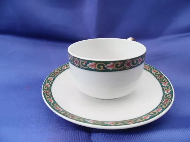 Tasse à café avec sa soucoupe , en porcelaine de Limoges  . Raynaud et Cie