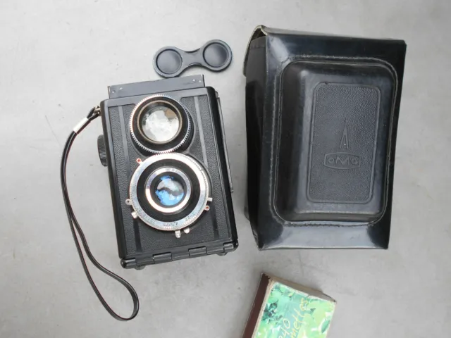 Ancien appareil photo bi-objectif LOMO avec étui. Superbe état à compléter.