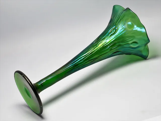 Loetz Jugendstil Vase grün Irisierendes Glas gewellter Rand Trichterförmig