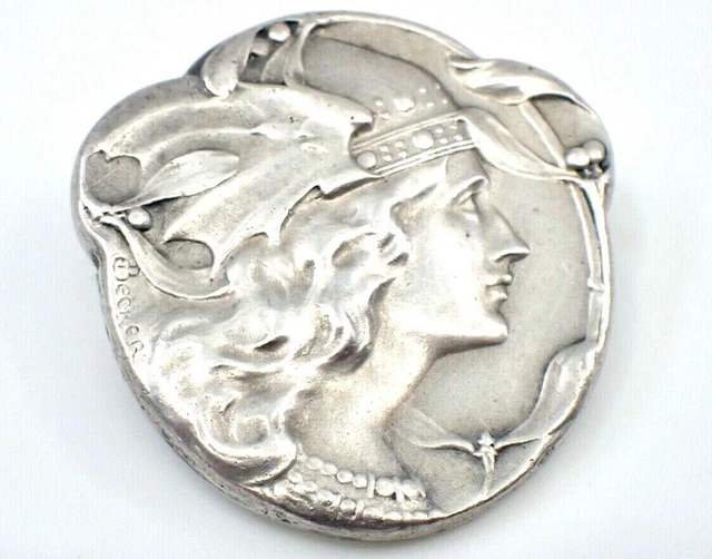 Broche ancienne Art nouveau femme casquée en argent signée Becker
