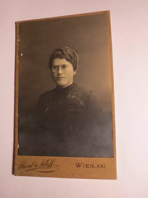Wien - junge Frau mit Zwicker - Portrait / CDV schöne Rückseite