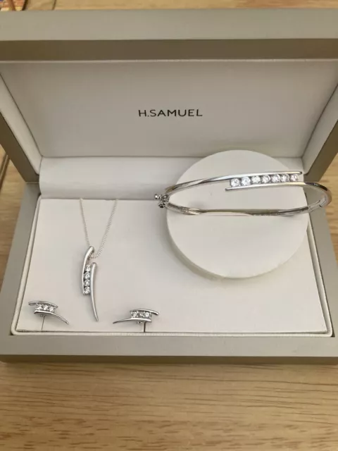 The Victoria Shopping Centre, Southend - 🦪Jewellery just got even more  meaningful from H.Samuel ! Did you know pearl is the birthstone for June?  Which one are you? | Facebook