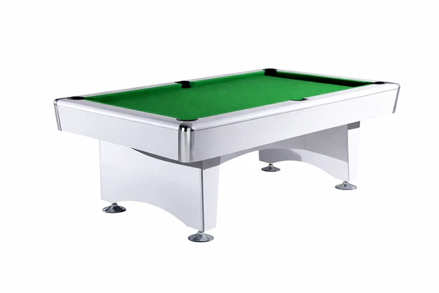 Cue De Billard Et Boules De Billard Dans Un Triangle Sur Une Table