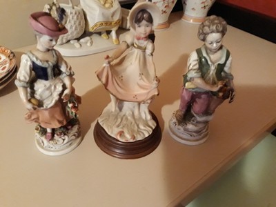 Porcellane Capodimonte 2 statuine altezza cm56 base19; euro 80 la coppia 