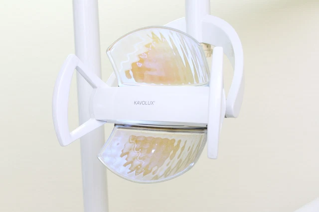 KAVOLUX 1410 KaVo OP-Leuchte OP-Lampe Zahnarzt KAVOLUX 1410 KaVo OP-Leuchte OP-Lampe Zahnarzt