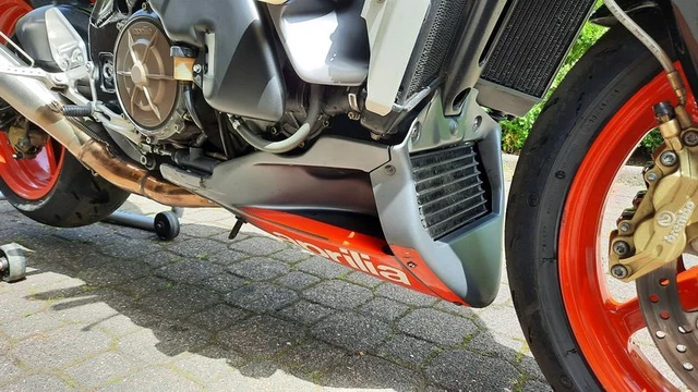 Aprilia Tuono 1000 RP 8