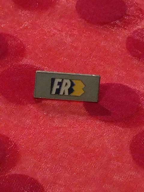 Pin's Vintage Programme Télé "Pie 3 Pour Une Fille" - Rare - Dos Plastique - Années 80/90